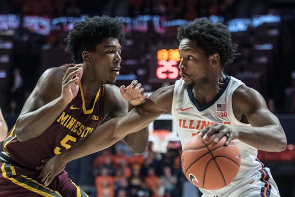 Illinois' Andres Feliz drives past Minnesota defender Marcus Carr in the first half