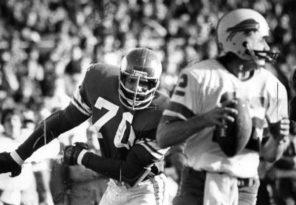 Jim Marshall posted a then-NFL record 270 consecutive starts and 282 consecutive games played when he retired in 1979 after his 20th season.
