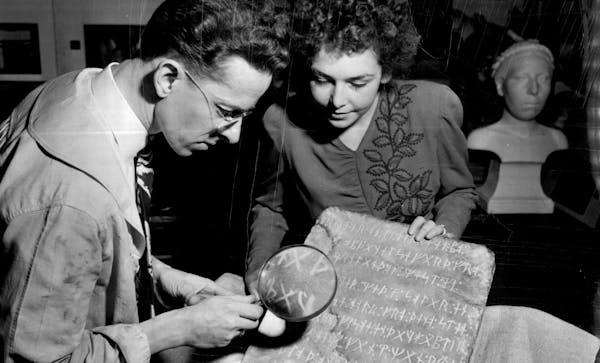 Andres Andrews of the National Museum staff shows the Kenington Runestone to Lislotte Paulson in 1948.