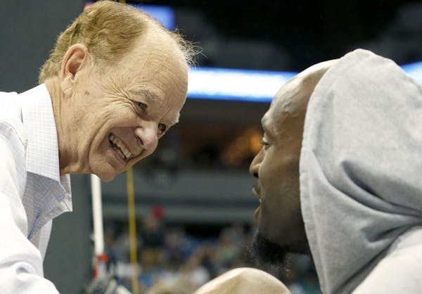 Glen Taylor and Kevin Garnett talked during the WNBA playoffs in 2015.
