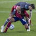 Jose Aja (4) of Minnesota United FC and Pablo Aránguiz (10) of Dallas FC fought for the ball in the second half.
