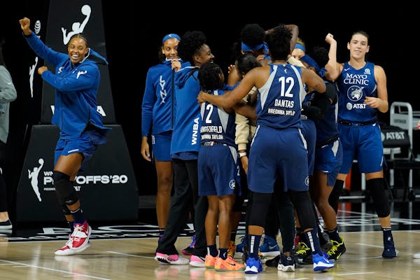 Lynx players celebrated the end of their one-point playoff victory over the Mercury on Thursday night in Bradenton, Fla.