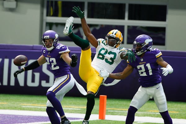 Here's how Aaron Rodgers played keep-away from Vikings' defense