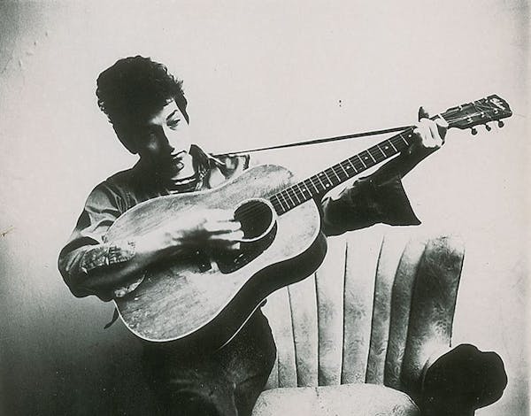 A 1963 photo of Bob Dylan from Tony Glover’s personal collection, shot by Don Hunstein in Dylan’s New York apartment, (Courtesy RR Auction.)