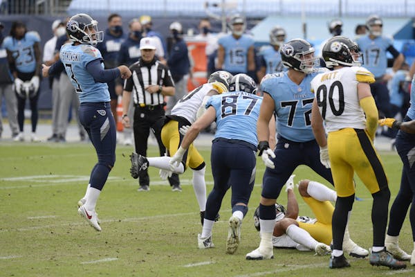 Titans kicker Stephen Gostkowski, left, missed a 45-yard field goal attempt against the Steelers in the final seconds Sunday.