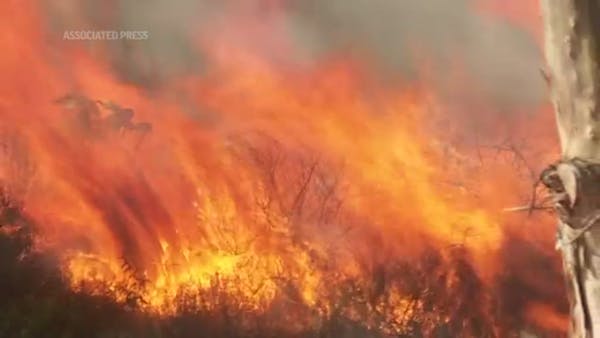 Southern California blaze threatens homes