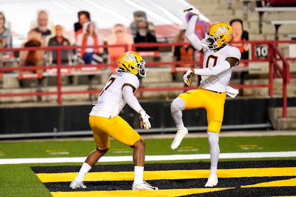 The Gophers’ Rashod Bateman, right, celebrated a touchdown catch by Chris Autman-Bell, but Bateman was limited to five catches and no TDs.