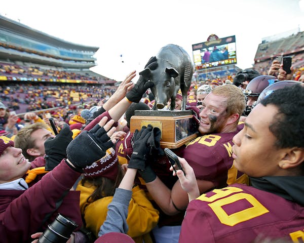 Minnesota's tight end Maxx Williams, center, celebrated with the "Floyd of Rosedale" trophy after the Gophers defeated Iowa 51-14 in 2014. They haven'