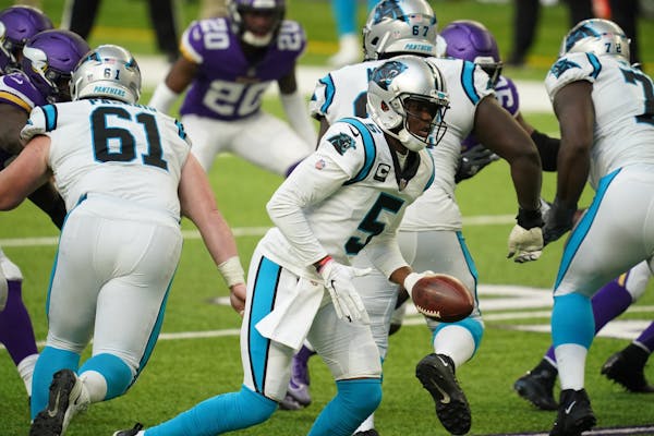 Carolina Panthers quarterback Teddy Bridgewater (5) looked to hand off the ball in the third quarter.