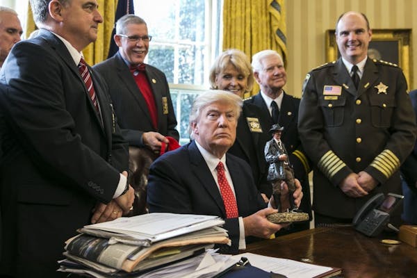 Trump holds White House meeting with sheriffs
