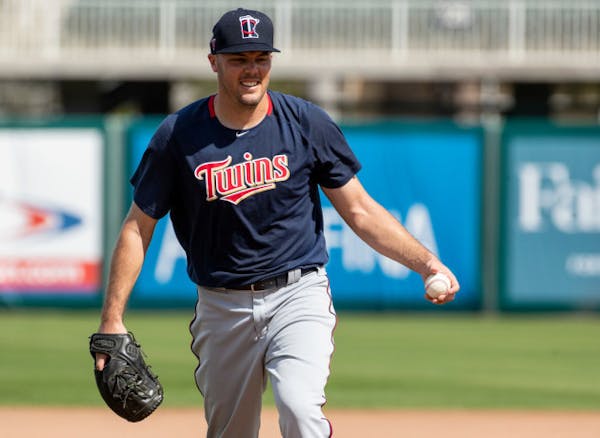 Reliever Thielbar gets one-year deal from Twins