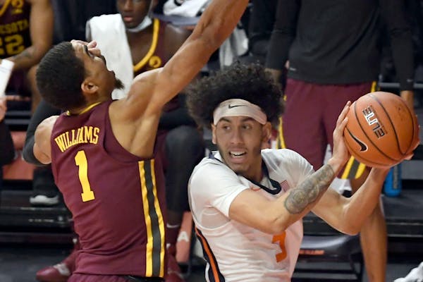 Illinois guard Andre Curbelo tried to get past Gophers guard Tre’ Williams in the first half Tuesday night.