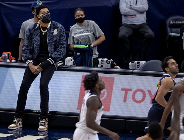 Injured Timberwolves center Karl-Anthony Towns watched Sunday’s game from the sidelines.