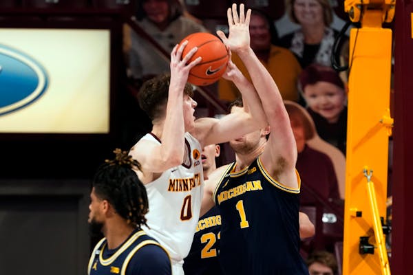 Minnesota’s Liam Robbins (0) eyes the basket as Michigan’s Hunter Dickinson (1) defends in the second half on Saturday.