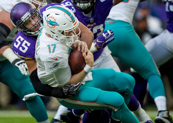 Anthony Barr sacked Miami quarterback Ryan Tannehill in a 2018 game.