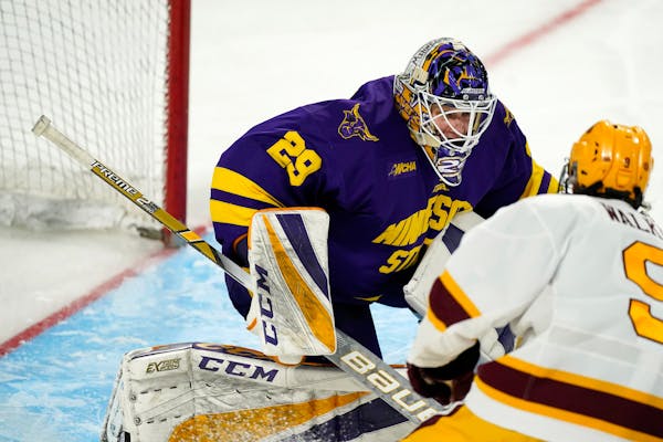 Minnesota State goalie Dryden McKay stopped a shot by the Gophers’ Sammy Walker during the NCAA West Regional final.