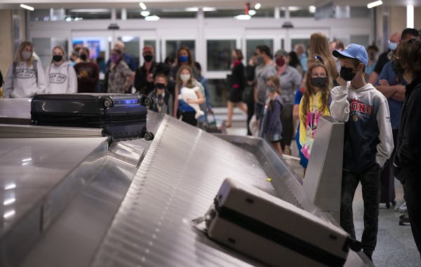 Passengers arriving from Florida waited for their bags at MSP Airport Sunday night.     ] JEFF WHEELER • jeff.wheeler@startribune.com  Though the ai