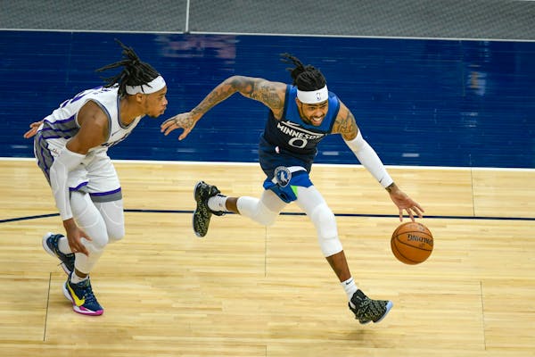 D’Angelo Russell returned to the Wolves lineup on Monday against Sacramento after he spent two months rehabbing from knee surgery.