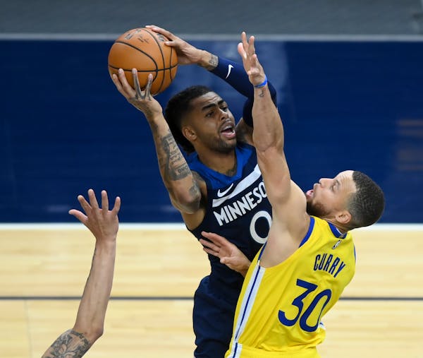 D’Angelo Russell attempted a shot as he was defended by Golden State Warriors guard Stephen Curry.