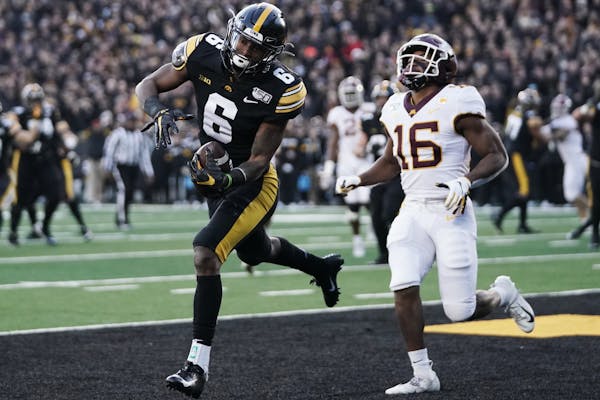 Ihmir Smith-Marsette (6) scored a touchdown against the Gophers in 2019.