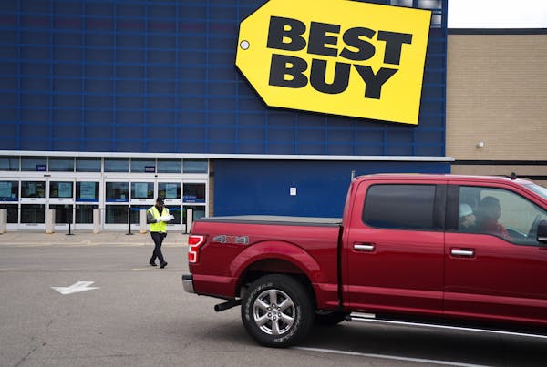 The Best Buy in Apple Valley is one of 12 Twin Cities stores that are partipating in the retailer&#39;s pilot membership program. (GLEN STUBBE/Star Tr