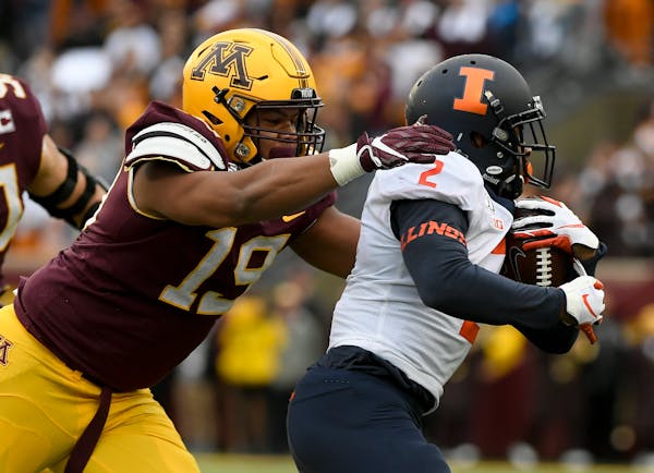 Gophers defensive tackle Keonte Schad tackled Illinois running back Reggie Corbin in 2019.