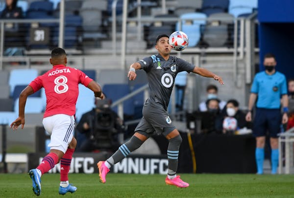 Minnesota United midfielder Emanuel Reynoso controlled the ball during the second half as FC Dallas midfielder Bryan Acosta approached Saturday night.