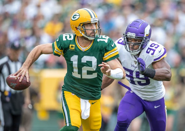 Danielle Hunter chased Aaron Rodgers when the Packers and Vikings played in 2019.