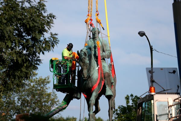 Charlottesville removes Robert E. Lee statue