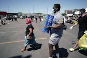 Micah Dew-Treadway was one of several athletes from Minnesota in June 2020 volunteering at the “Change Starts with Me” food and household supply d