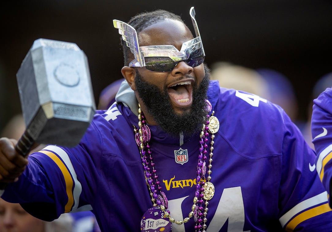 Minnesota Vikings' eager fans return to U.S. Bank Stadium for fake