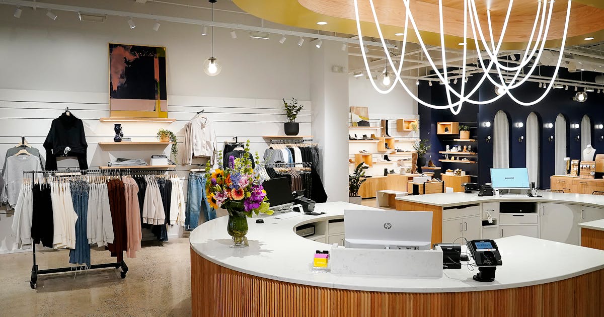 Photo of Les tendances de la vente au détail se déroulent dans le nouveau magasin phare d’Evereve entre nos mains