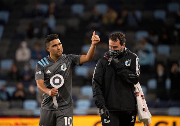 Minnesota United midfielder Emanuel Reynoso (10) gave a thumbs up to fans after leaving the Loons’ 1-0 victory over Vancouver on May 12 at Allianz F