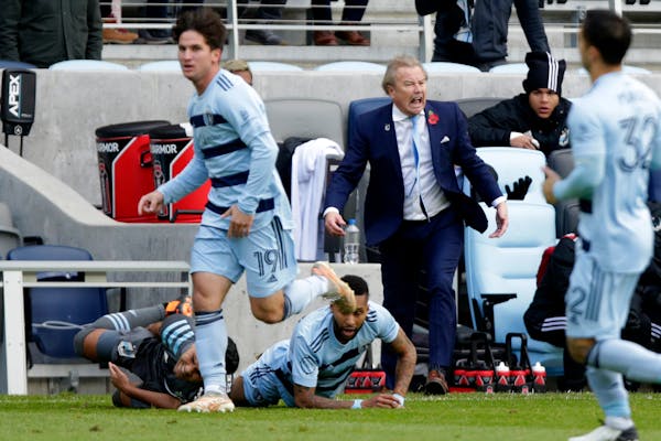 Minnesota United coach Adrian Heath yelled after Emanuel Reynoso, bottom left, was tackled by Sporting Kansas City defender Amadou Dia on Sunday at Al