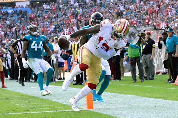 49ers receiver Deebo Samuel scores a 25-yard touchdown Sunday against the Jaguars. 