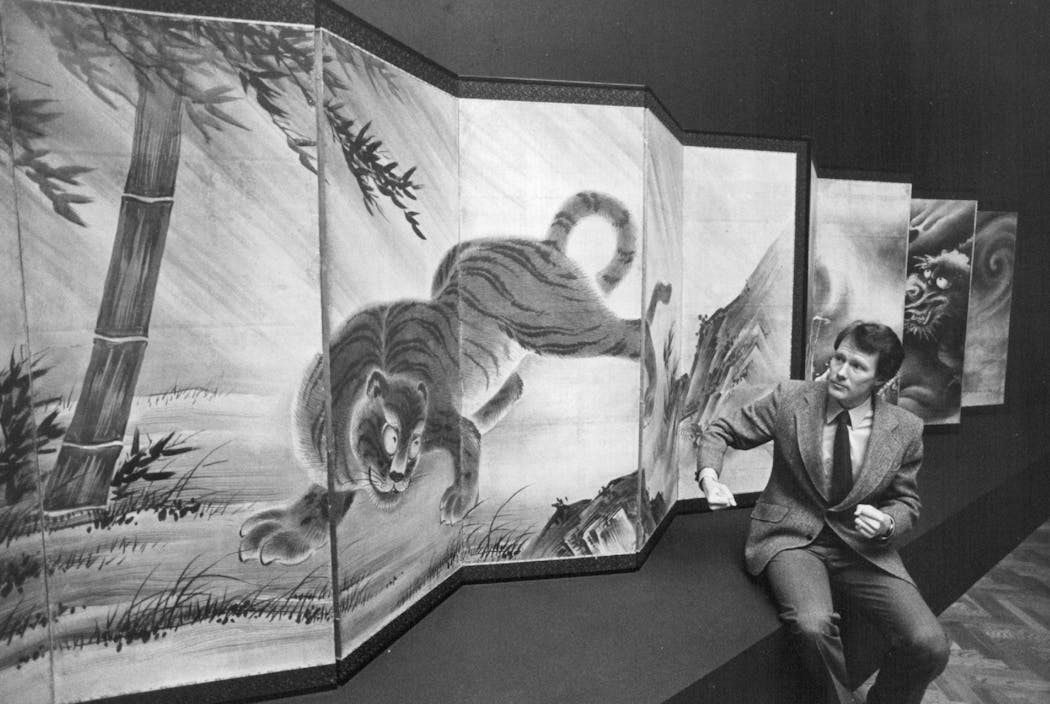Curator Robert Jacobsen with the ink screen “Tiger and Dragon” at the Minneapolis Institute of Art in November 1984.