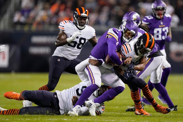 Bears outside linebacker Robert Quinn sacked Vikings quarterback Kirk Cousins on Monday.