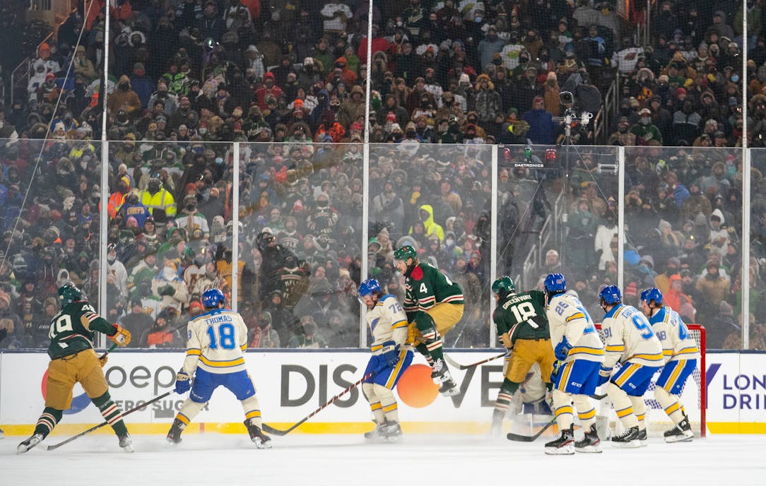 38,600 NHL Winter Classic hockey fans brave subzero temps