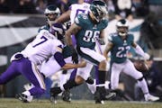 Eagles defensive end Derek Barnett (96) knocked the ball away from Vikings quarterback Case Keenum for a second-quarter fumble in the NFC Championship
