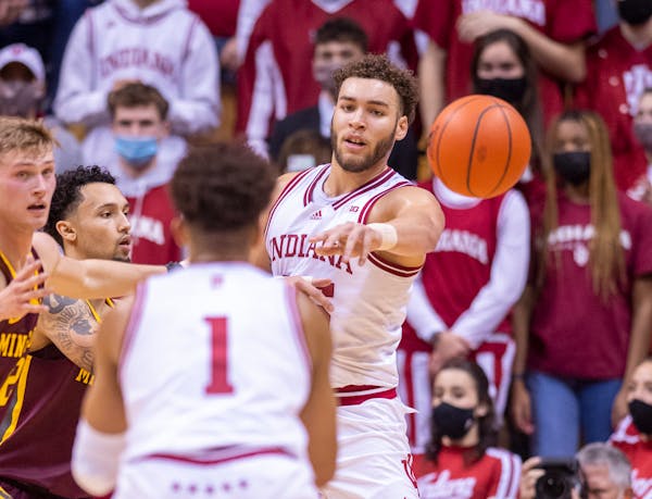 Indiana forward Race Thompson passes the ball teammate guard Rob Phinisee during the first half Sunday.