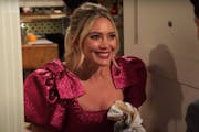Hilary Duff is the protagonist and narrator of “How I Met Your Father,” a 10-episode comedy series that lands on Hulu Tuesday.