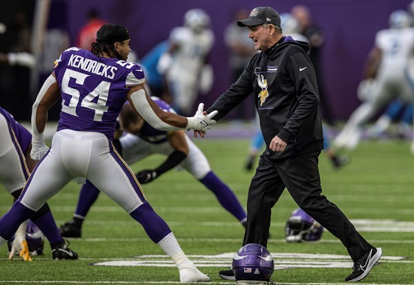 Vikings head coach Mike Zimmer shook hands with linebacker Eric Kendricks (54) before the Oct. 10 game against the Lions.