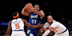 Timberwolves center Karl-Anthony Towns drove to the basket against Knicks guard Immanuel Quickley (5) and center Taj Gibson.