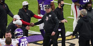 Raheem Morris and Mike Zimmer shook hands after a game between the Vikings and Atlanta in 2020.