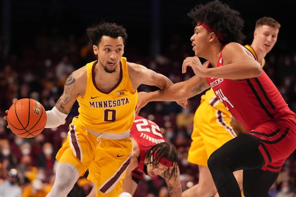 Minnesota guard Payton Willis (0) took the ball past Rutgers forward Ron Harper Jr. (24) in the first half.