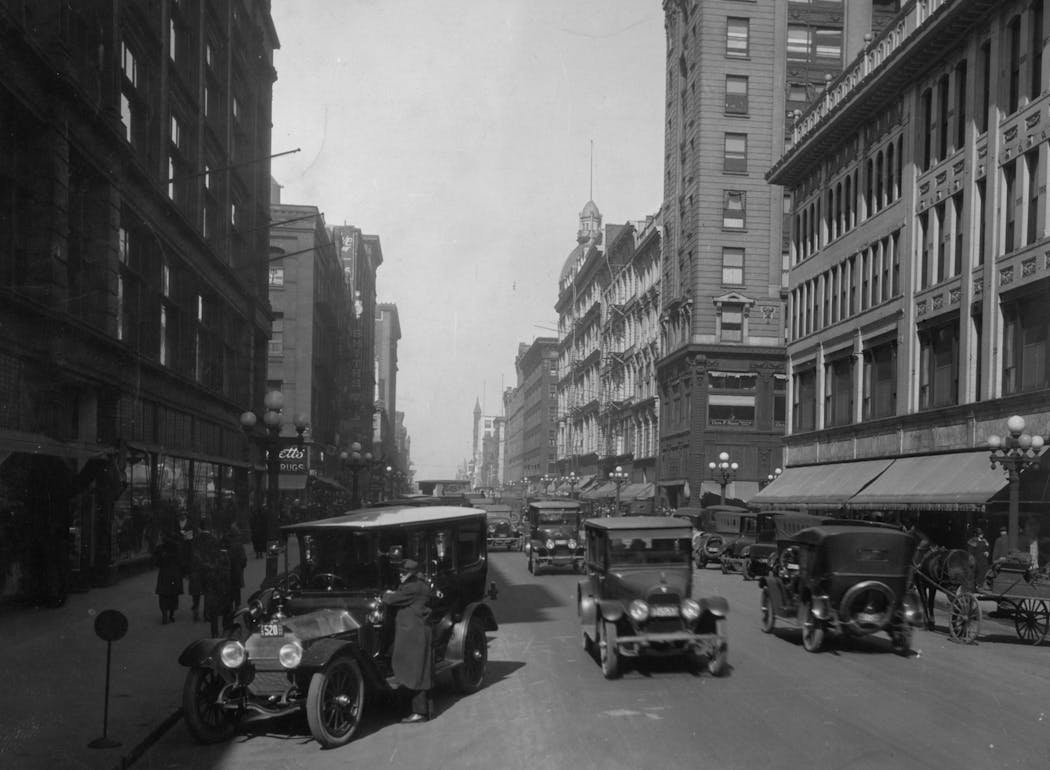 Nicollet Avenue at 7th Street in 1918.