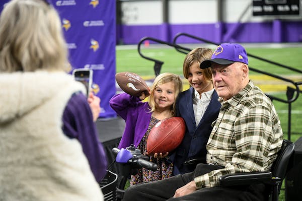 Bud Grant posed with Kevin O’Connell’s children after his introductory press conference last year.