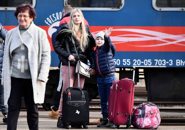 Thousands of Ukrainians flee their country