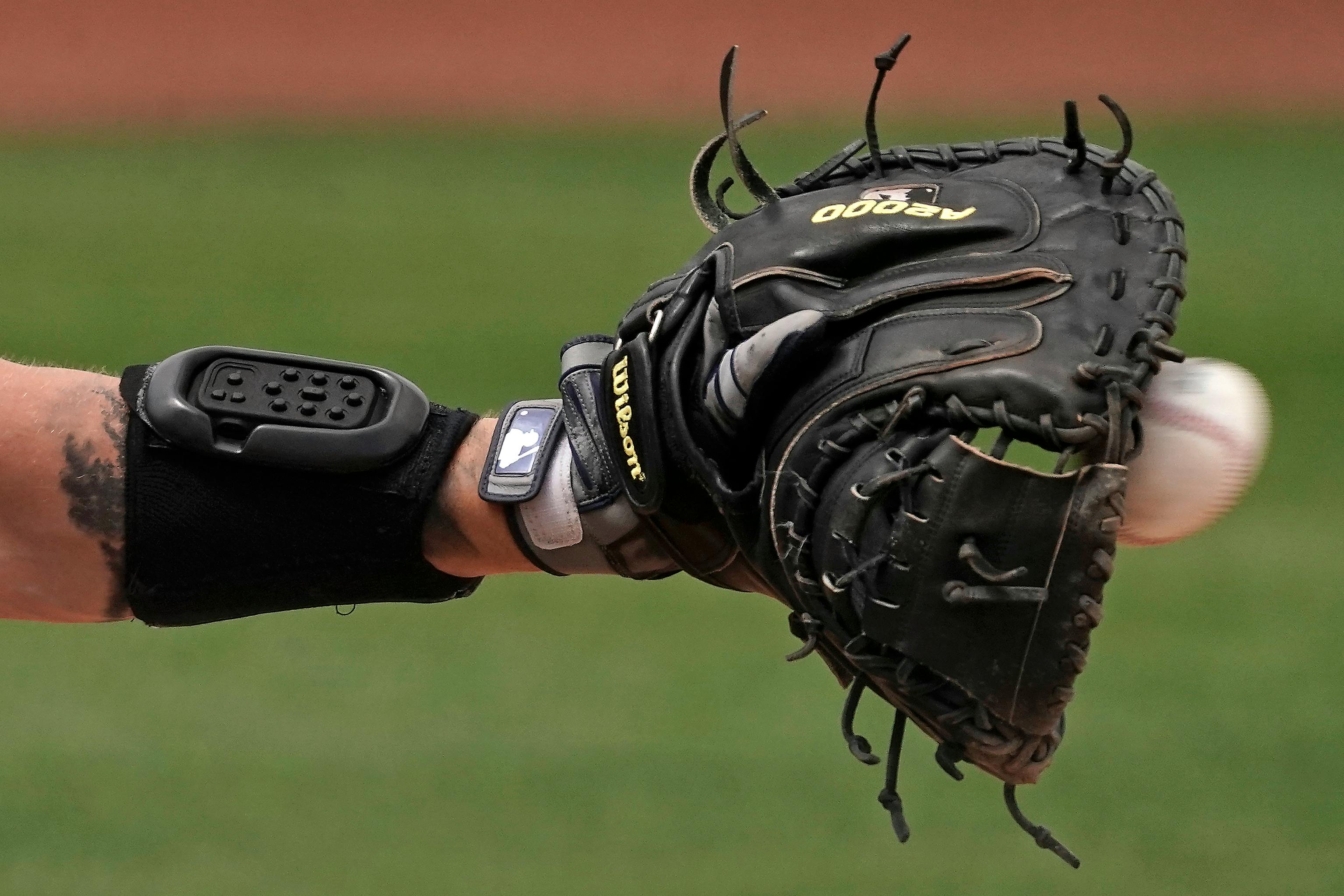 Twins embrace MLB's new catcher-pitcher signal-sending system | Star Tribune