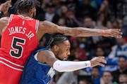 Derrick Jones Jr. (5) of the Bulls and Jaylen Nowell (4) of the Timberwolves fought for position in the second quarter.